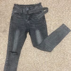 Risen skinny jeans with belt
